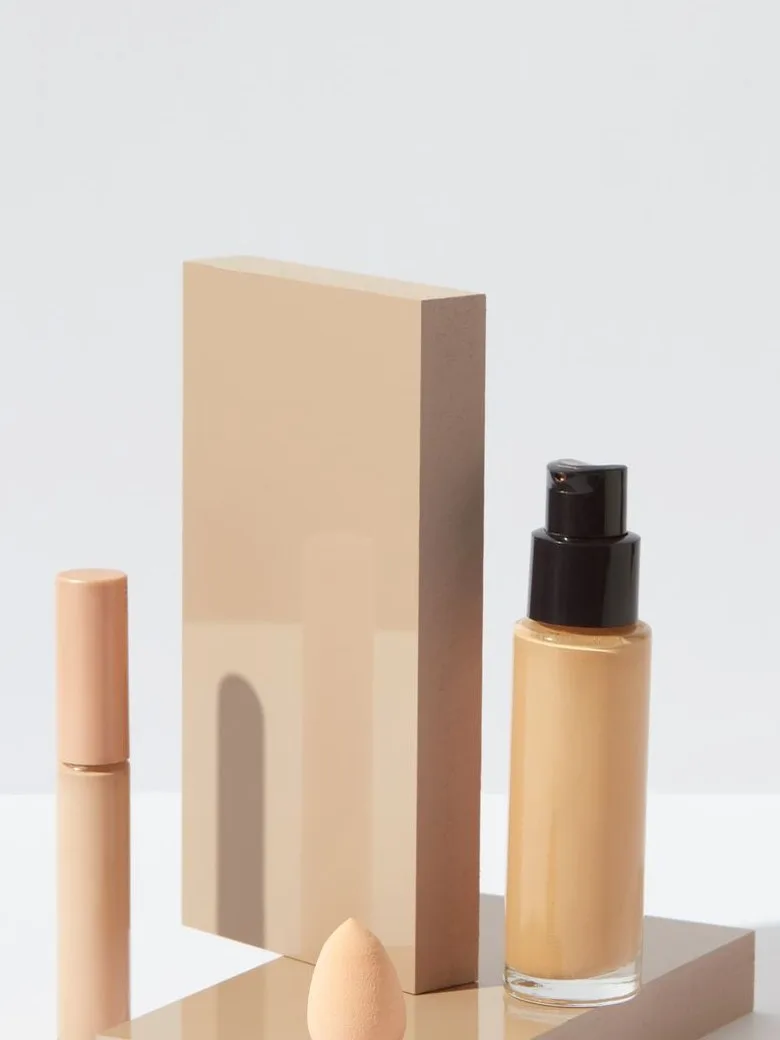 Botol alas bedak dan concealer dilihat dari dekat