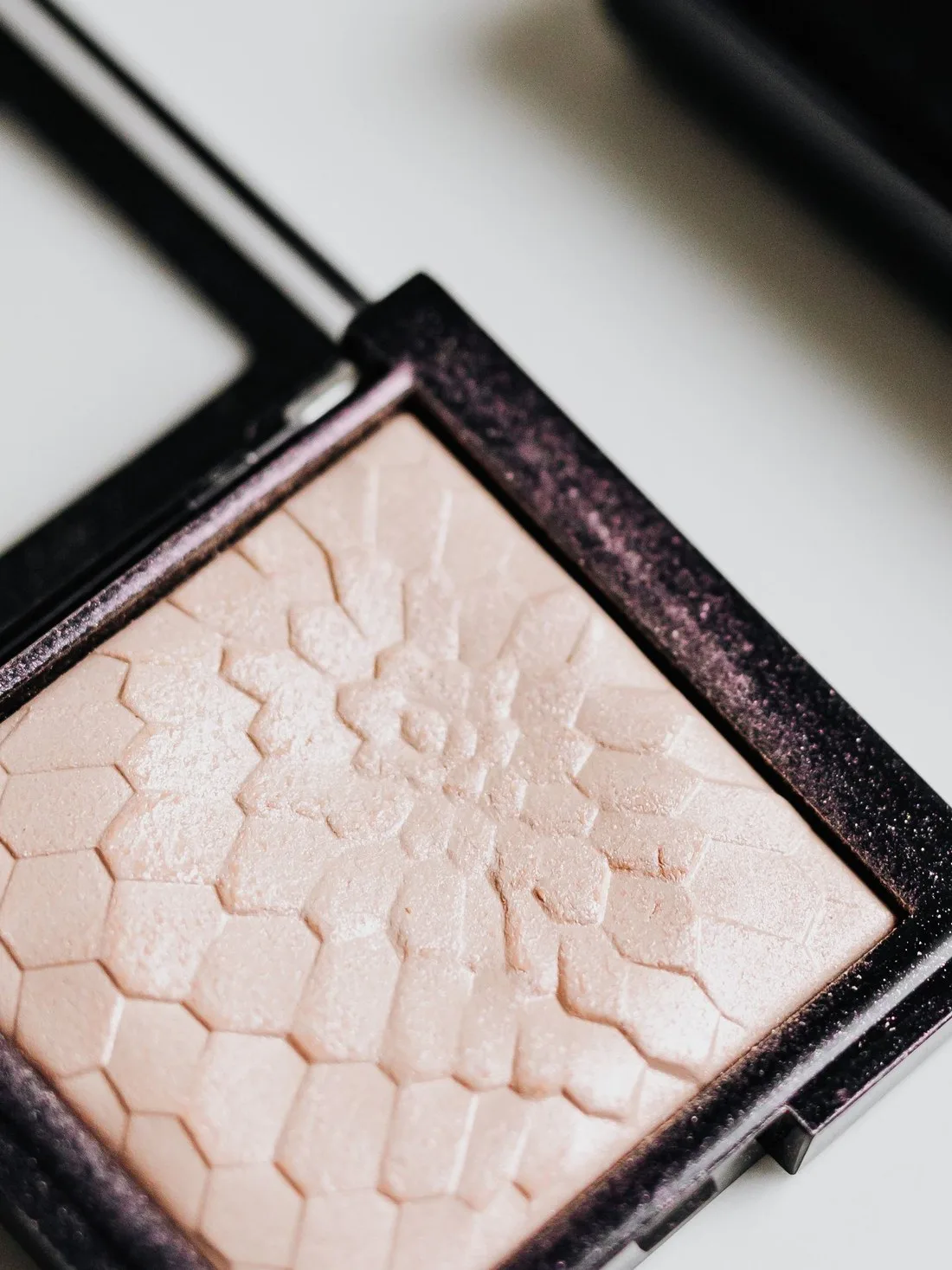 Permukaan highlighter padat dilihat dari dekat