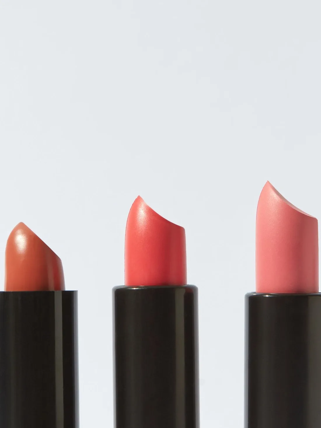 Ujung tiga lipstik dilihat dari dekat