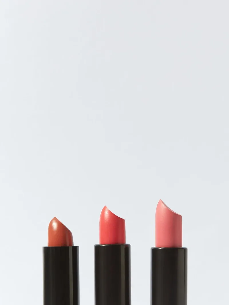 Tiga lipstik dengan warna cokelat, salem, dan merah muda